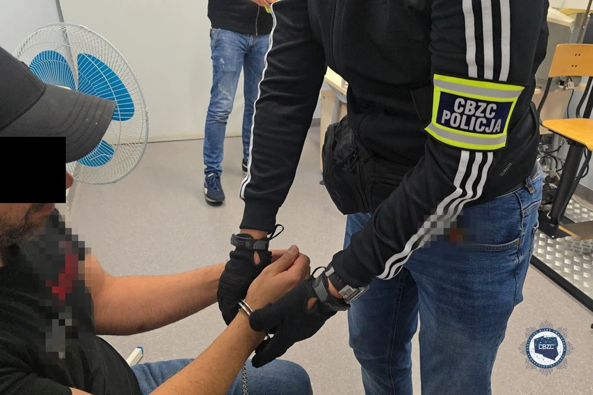 Policjanci z Centralnego Biura Zwalczania Cyberprzestępczości w Szczecinie zatrzymali poszukiwanego europejskim nakazem aresztowania. Funkcjonariusze dokonali również zabezpieczenia środków finansowych w wysokości ponad 20 mln zł w związku z oszustwem internetowym.