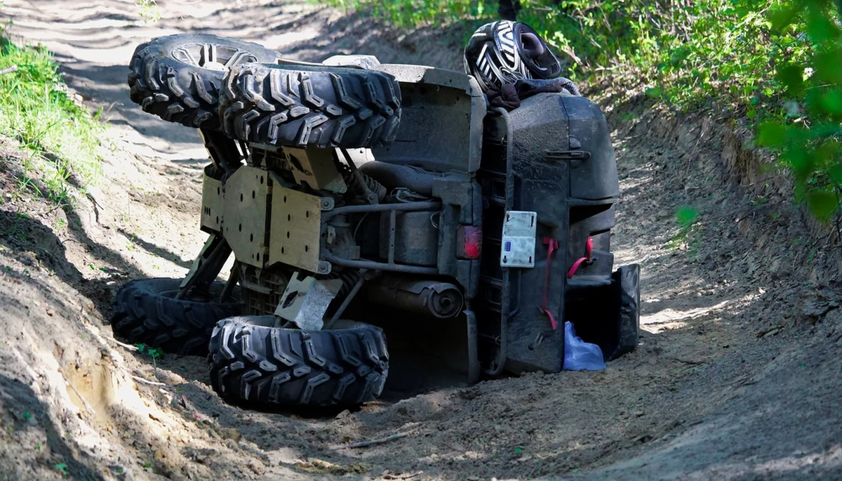 Śmiertelny wypadek na quadzie w Małopolsce. Życie stracił 46-letni mężczyzna po tym, jak został przygnieciony przez czterokołowiec.