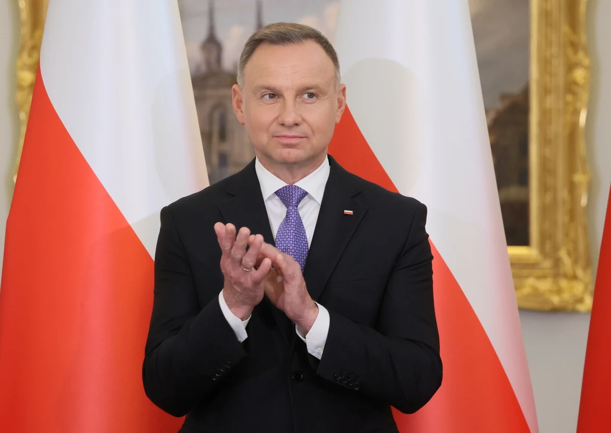 Prezydent Andrzej Duda skierował do Trybunału Konstytucyjnego w trybie kontroli prewencyjnej dwie ustawy dotyczące TK - poinformowała Kancelaria Prezydenta. Chodzi o dwie ustawy mające zreformować Trybunał - nową ustawę o TK oraz ustawę zawierającą przepisy wprowadzające.