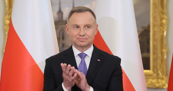 Prezydent Andrzej Duda skierował do Trybunału Konstytucyjnego w trybie kontroli prewencyjnej dwie ustawy dotyczące TK - poinformowała Kancelaria Prezydenta. Chodzi o dwie ustawy mające zreformować Trybunał - nową ustawę o TK oraz ustawę zawierającą przepisy wprowadzające.