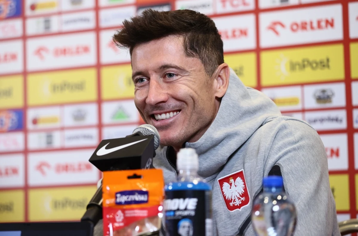 Robert Lewandowski, który w Barcelonie strzela gola za golem, w znakomitym humorze stawił się na konferencji prasowej, otwierającej zgrupowanie reprezentacji Polski przed meczami Ligi Narodów. "Mam na imię Robert. Gram w Barcelonie. Atakuję, strzelam gole, czasami więcej" - odpowiedział na jedno z pytań kapitan Biało-Czerwonych.