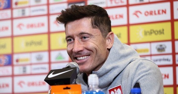 Robert Lewandowski, który w Barcelonie strzela gola za golem, w znakomitym humorze stawił się na konferencji prasowej, otwierającej zgrupowanie reprezentacji Polski przed meczami Ligi Narodów. "Mam na imię Robert. Gram w Barcelonie. Atakuję, strzelam gole, czasami więcej" - odpowiedział na jedno z pytań kapitan Biało-Czerwonych.