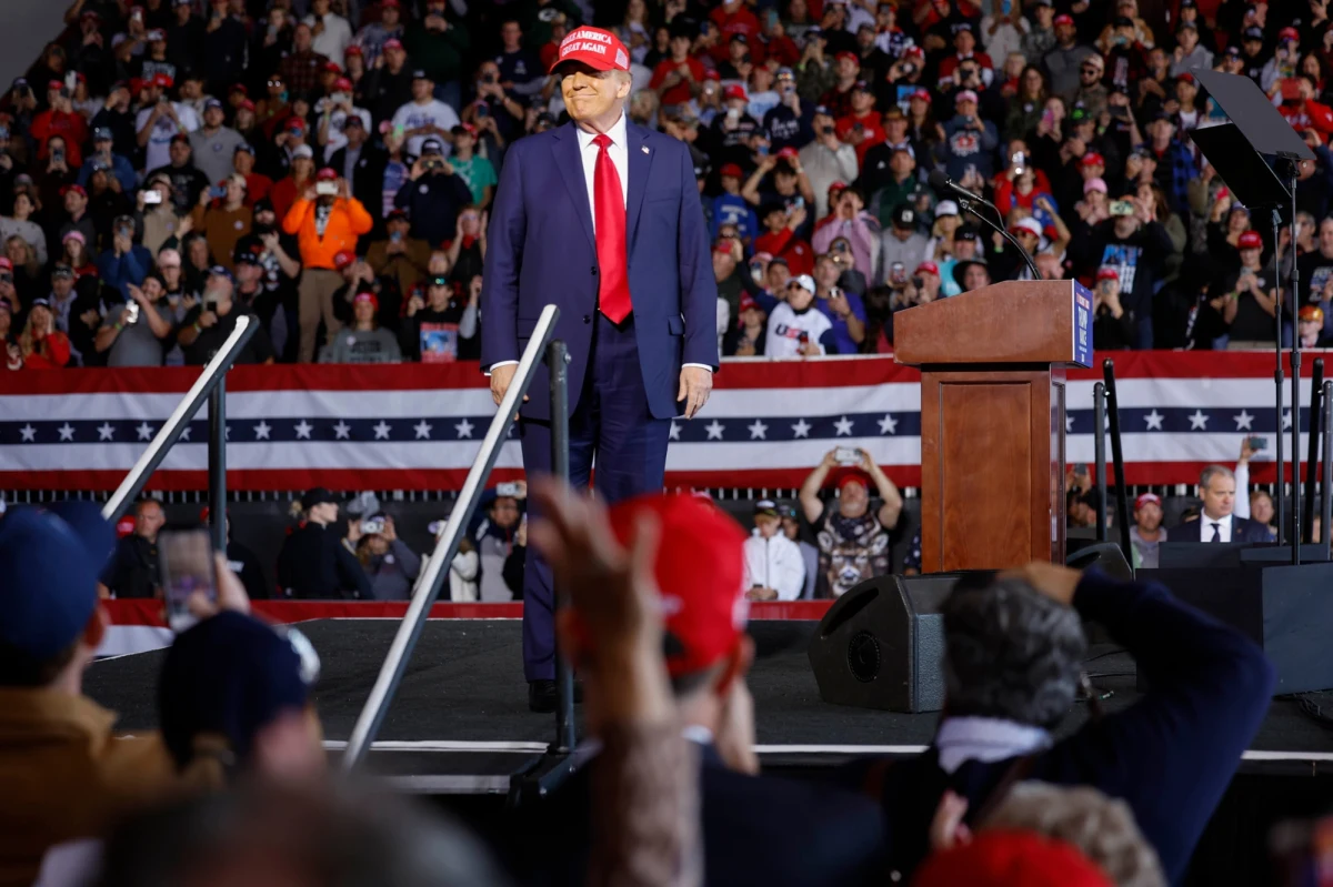 "Mam nadzieję, że Polacy pójdą na wybory i zagłosują na mnie" - powiedział były prezydent Stanów Zjednoczonych Donald Trump w wywiadzie dla TV Republika. Dodał, że "kocha Polaków". "Nikt nie zrobił więcej dla Polaków niż ja" - stwierdził. 