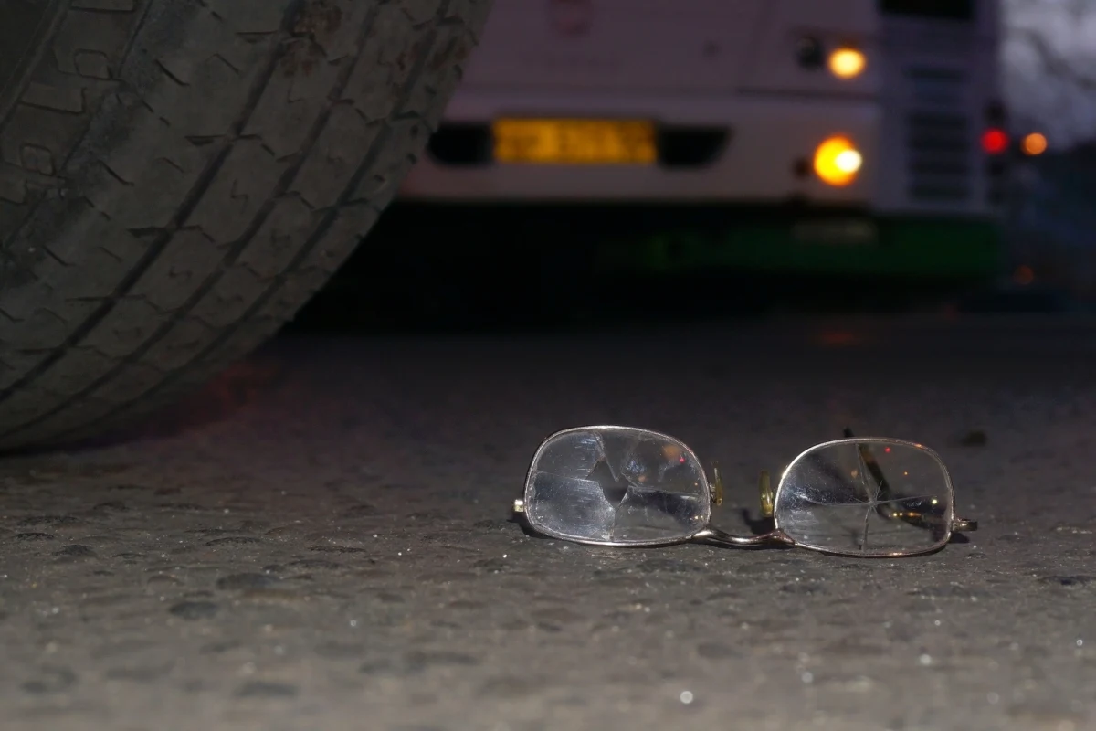 Do tragicznego wypadku doszło w poniedziałek wieczorem na warszawskim Ursynowie. 86-letni kierowca busa wjechał na chodnik i przygniótł 75-lata. Mężczyzna zmarł na miejscu.