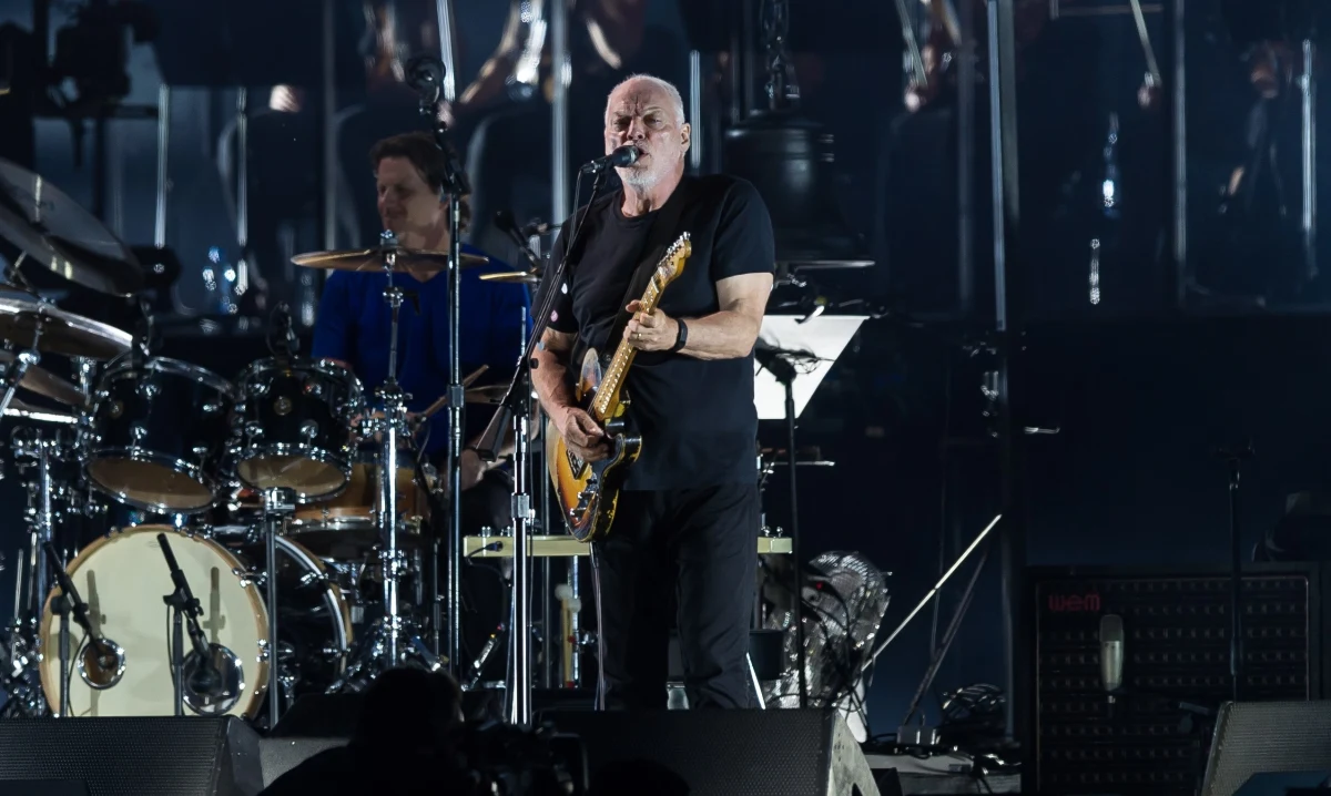 W jedynym czynnym w niedzielę rano zakładzie szewskim w Rzymie udało się naprawić pasek do gitary legendarnego muzyka Davida Gilmoura. Byłemu wieloletniemu gitarzyście i wokaliście grupy Pink Floyd pomogła para imigrantów z Peru, właścicieli zakładu. Nie wiedzieli wtedy jednak, komu wyrządzają przysługę.