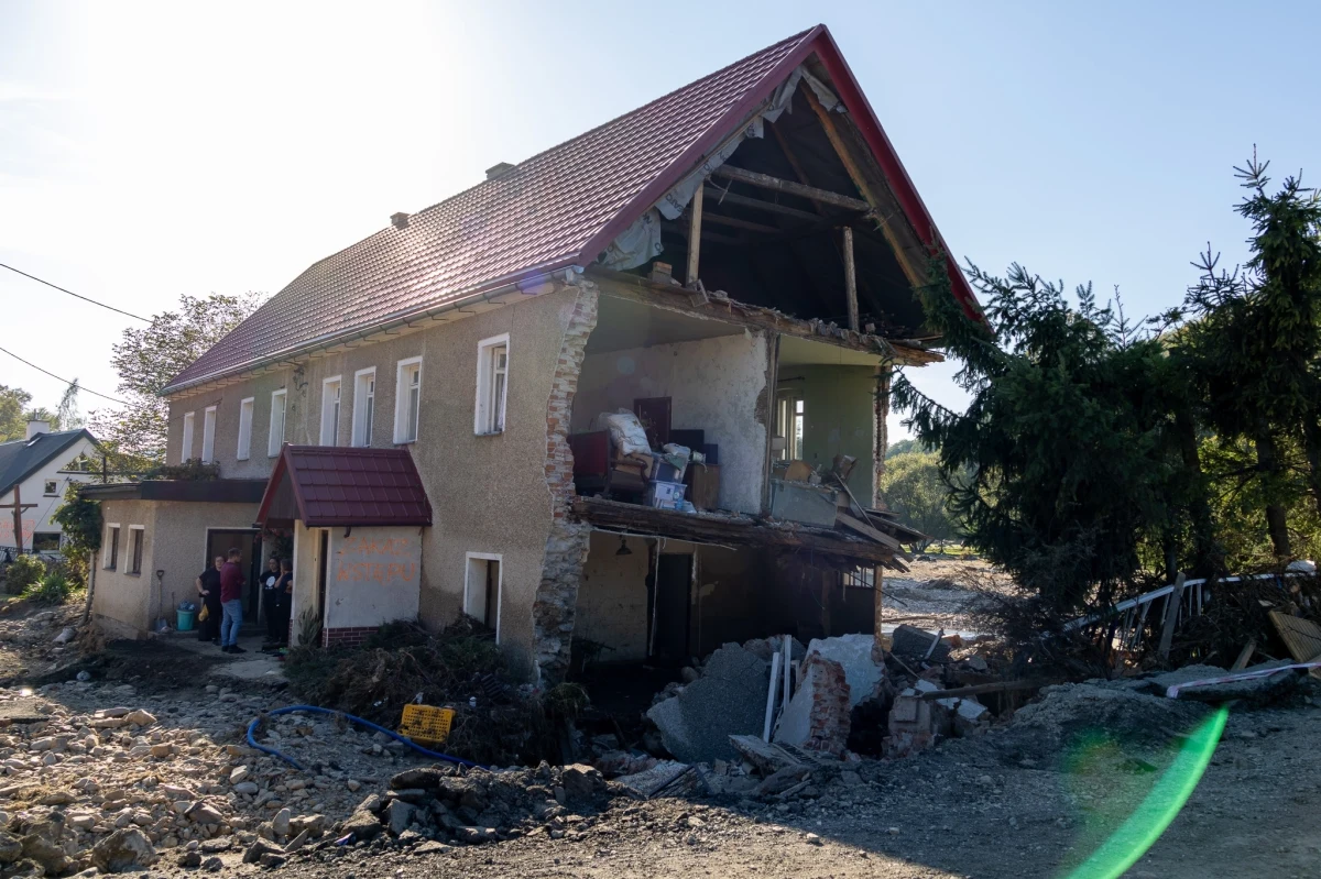 23 mld zł - tyle na odbudowę zalanych terenów i pomoc dla powodzian ma zamiar przeznaczyć polski rząd. We wtorek pełnomocnik Marcin Kierwiński poinformował, że wypłacono już 200 mln zł. Poszkodowani przez żywioł sygnalizują jednak opóźnienia w płatnościach. "Nie wynika to ze złośliwości czy braku pieniędzy, ale ograniczonych mocy przerobowych, jakimi dysponują samorządy" - powiedział RMF FM pełnomocnik rządu ds. odbudowy po powodzi. Kwestia finansowa to jednak niejedyny problem, o którym usłyszeli reporterzy RMF FM.