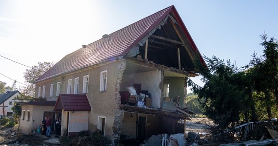 23 mld zł - tyle na odbudowę zalanych terenów i pomoc dla powodzian ma zamiar przeznaczyć polski rząd. Poszkodowani przez żywioł sygnalizują jednak opóźnienia w płatnościach. "Nie wynika to ze złośliwości czy braku pieniędzy, ale ograniczonych mocy przerobowych, jakimi dysponują samorządy" - powiedział RMF FM pełnomocnik rządu ds. odbudowy po powodzi Marcin Kierwiński. Kwestia finansowa to jednak niejedyny problem, o którym usłyszeli reporterzy RMF FM.