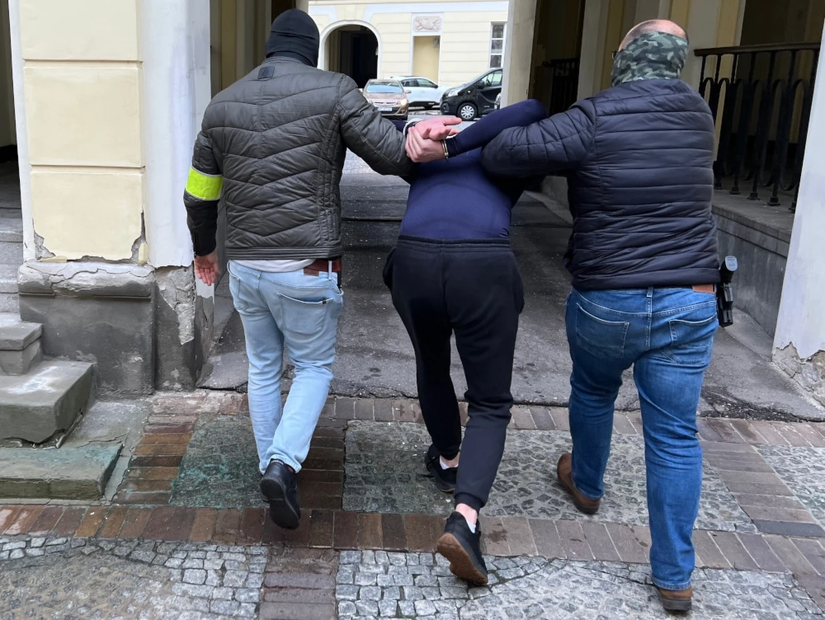 Policja opublikowała szczegóły dynamicznej akcji w warszawskich Alejach Jerozolimskich. Operacja odbyła się w ubiegłym tygodniu, ale wówczas policja nie chciała zdradzać szczegółów. Tym razem dostaliśmy najdrobniejsze detale i sensacyjne nagranie z akcji, w czasie której zatrzymano trzech mężczyzn. Podejrzani kradli samochody w Czechach. 