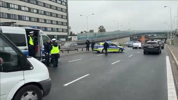 Policjanci z grupy „Orzeł” stołecznej samochodówki rozpracowali grupę trudniącą się kradzieżami aut, z którego to przestępstwa uczynili sobie stałe źródło dochodu, jak i utrzymania. Podczas dynamicznej akcji, do jakiej doszło kilka dni temu w al. Jerozolimskich, na gorąco podczas przeprowadzania do Polski skradzionej na terenie Czech Toyoty Camry, w ręce policjantów wpadli trzej mężczyźni w wieku 24, 29 i 30 lat. Wszyscy usłyszeli zarzuty kradzieży z włamaniem pojazdu działając wspólnie i w porozumieniu. Sąd na wniosek prokuratora podjął decyzję o tymczasowym aresztowaniu podejrzanych na 3 miesiące.