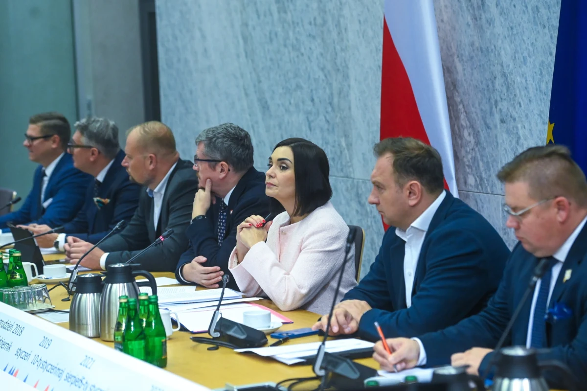 Ernest Bejda, były szef Centralnego Biura Antykorupcyjnego w latach 2016-2020, nie stawił się na przesłuchanie przed komisją ds. Pegasusa, która rozpoczęła posiedzenie we wtorek o godz. 10. Komisja o 12 rozpoczęła przesłuchanie drugiego świadka - prokurator Ewy Wrzosek. "Staję tu jako jedna z ofiar nielegalnej inwigilacji Pegasus" - tak rozpoczęła swoją swobodną wypowiedź prokurator. Powiedziała, że o inwigilacji poinformowała ją firma Apple, a z alertu wynikało wprost, że "cybernetyczny atak na telefon został przedsięwzięty przez służby państwowe".