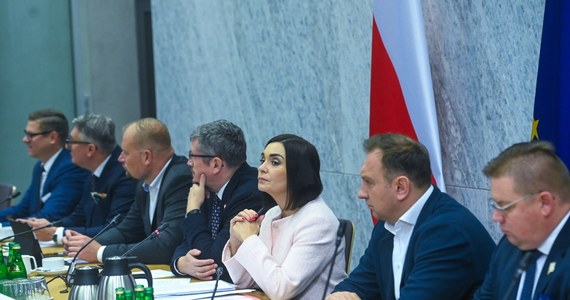 Ernest Bejda, były szef Centralnego Biura Antykorupcyjnego w latach 2016-2020, nie stawił się na przesłuchanie przed komisją ds. Pegasusa, która rozpoczęła posiedzenie we wtorek o godz. 10. Komisja o 12 rozpoczęła przesłuchanie drugiego świadka - prokurator Ewy Wrzosek. "Staję tu jako jedna z ofiar nielegalnej inwigilacji Pegasus" - tak rozpoczęła swoją swobodną wypowiedź prokurator. Powiedziała, że o inwigilacji poinformowała ją firma Apple, a z alertu wynikało wprost, że "cybernetyczny atak na telefon został przedsięwzięty przez służby państwowe".