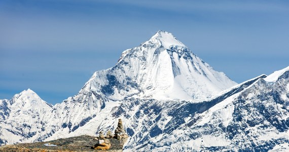 Pięciu rosyjskich alpinistów zostało znalezionych martwych na nepalskiej górze Dhaulagiri. Od niedzielnego wieczoru nie było z nimi kontaktu, dlatego podjęto decyzję o wysłaniu helikoptera poszukiwawczo-ratunkowego, który zauważył ciała na wysokości ok. 7600 metrów.