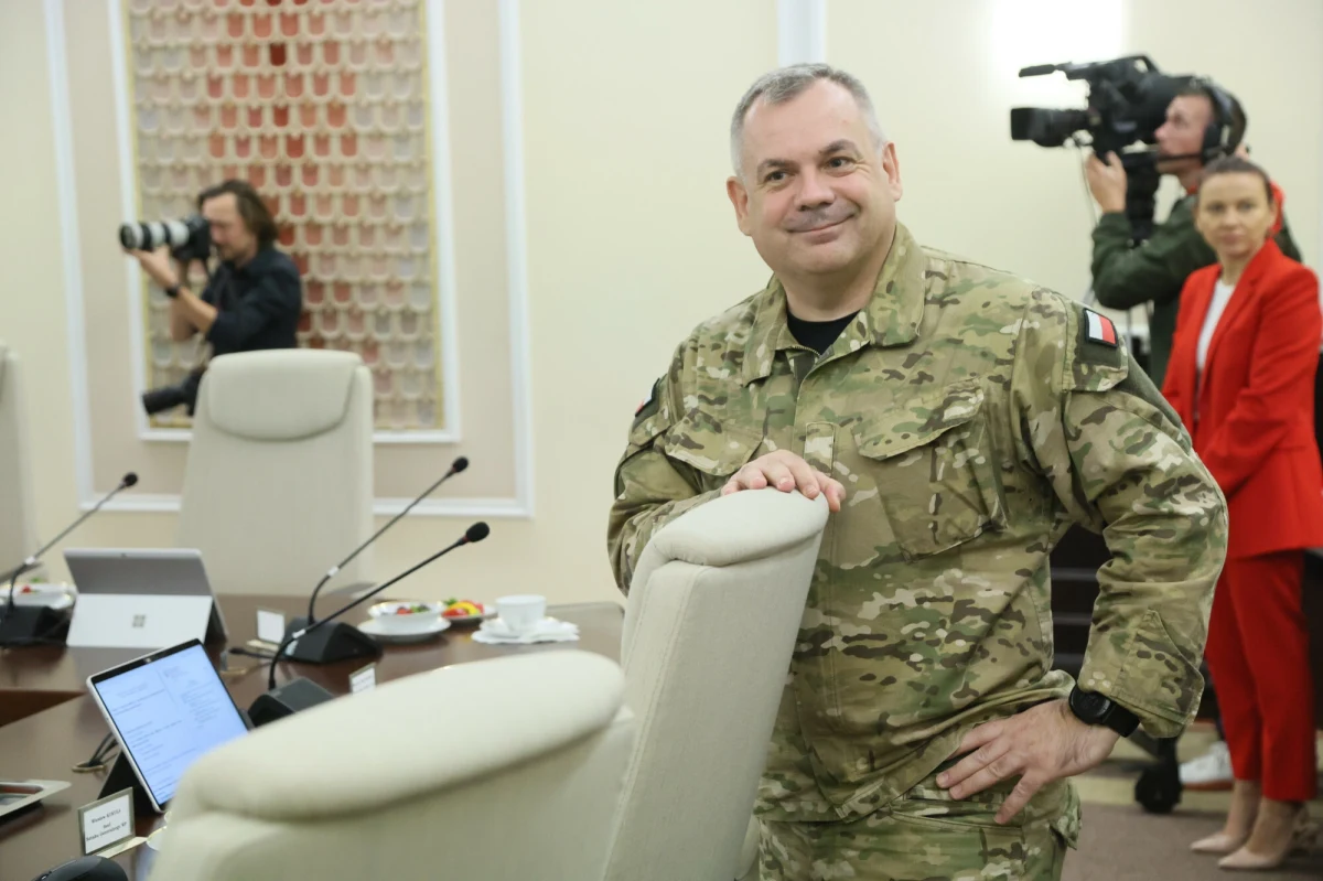 Wciąż głośno o wykładzie szefa Sztabu Generalnego Wojska Polskiego. Generał Wiesław Kukuła wygłosił mowę na inauguracji roku akademickiego w Akademii Wojsk Lądowych we Wrocławiu i wypowiedział wówczas kilka zdań, które zmroziły słuchaczy. Dziś wojskowy wyjaśnia, co miał na myśli. 