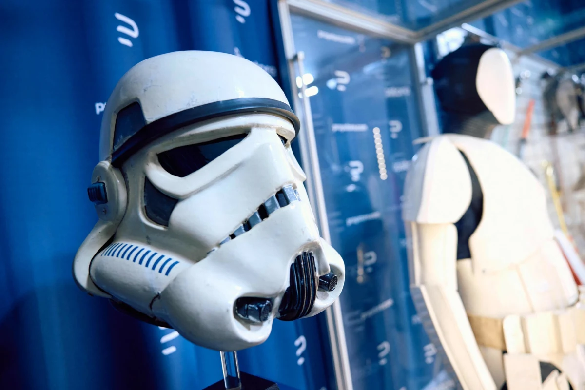 Rekwizyty z "Gwiezdnych wojen", z filmów "Gladiator", "Kleopatra" czy widowiskowych Bondów trafią na aukcję. Licytacja potrwa od 14 do 17 listopada i według szacunków może przynieść ponad 10 milionów funtów, czyli ponad 51 milionów złotych. 