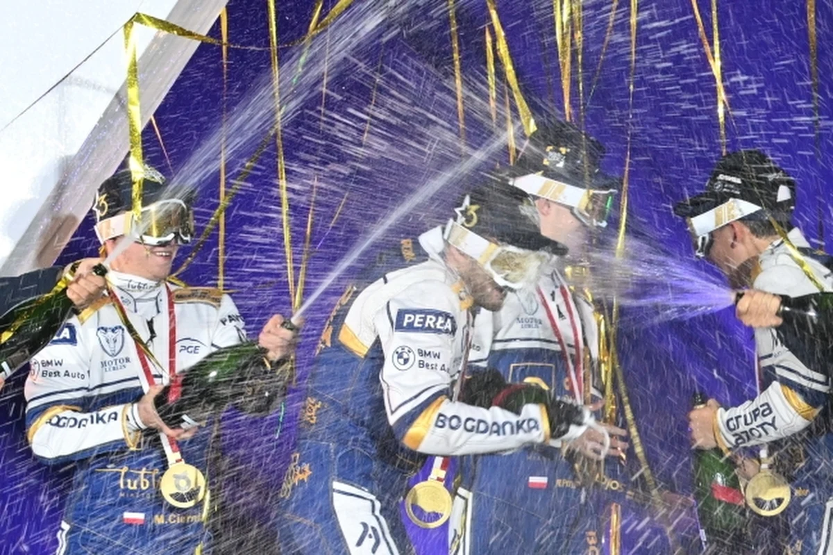 ​Rozwiązanie umowy z architektami to jeden z możliwych scenariuszy - przyznają władze Lublina, które nie dostały wciąż zamówionego projektu stadionu żużlowego. Spór dotyczy pieniędzy. A kibice, choć szczęśliwi ze zwycięstwa Motoru Lublin, pytają o to, jak długo jeszcze będą czekać