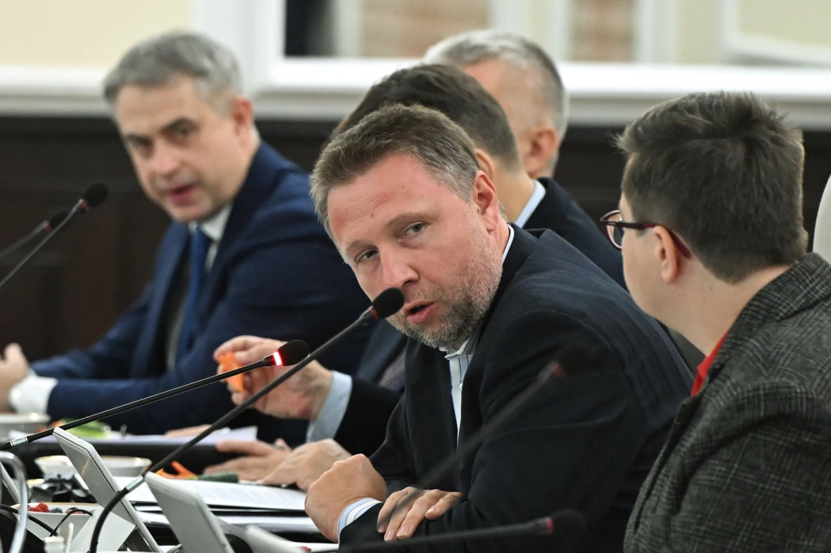 200 mln zł - tyle już dotarło do poszkodowanych przez żywioł w ramach rządowej pomocy powodzianom. Poinformował o tym we wtorek podczas posiedzenia rządu Marcin Kierwiński. Skomentował także kwestię opóźnień w wypłacaniu pieniędzy, o której informowali reporterzy RMF FM. "Problem pojawił się w jednej z gmin i został szybko rozwiązany" - zapewnił. Premier Donald Tusk powiedział z kolei, że zostanie powołany zespół ds. odbudowy po powodzi. Przekazał też, że w wyniku powodzi zginęło 9 osób.