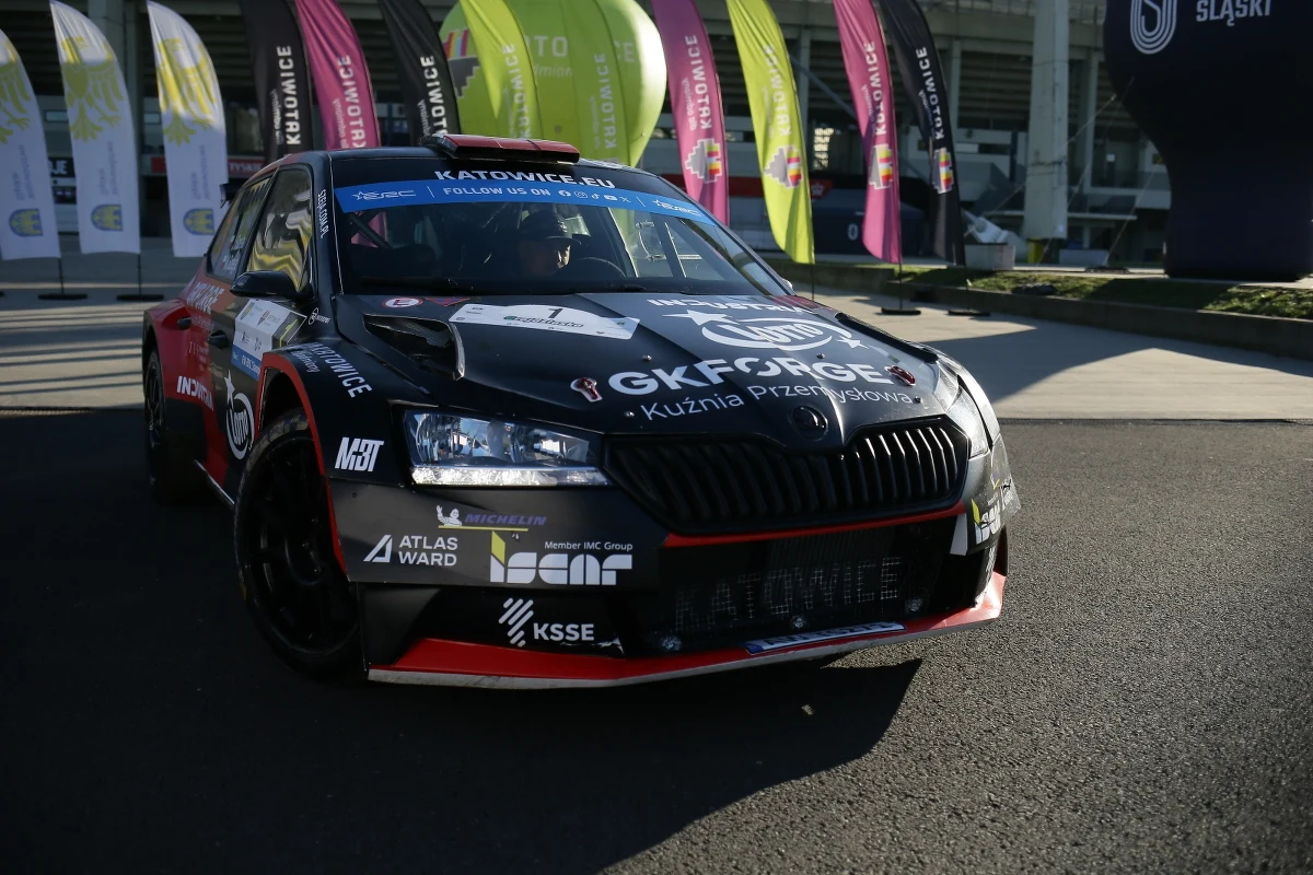 W piątek rozpocznie się historyczna edycja Rajdu Śląska. Historyczna, bo po raz pierwszy rozgrywana w ramach mistrzostw Europy. W niedzielę na zakończenie zmagań załóg na śląskich trasach poznamy rajdowego mistrza Starego Kontynentu, a także mistrza Polski. Szanse na wicemistrza Europy ma kierowca Orlen Teamu Miko Marczyk, który zajmuje obecnie 3. miejsce w klasyfikacji generalnej. "Czuję satysfakcję, że kończymy sezon na naszych domowych trasach i mamy jeszcze z nich dobre wspomnienia" – podkreśla Miko Marczyk, który Rajd Śląska wygrywał dwa razy. Bazą rajdu po raz kolejny będzie Stadion Śląski w Chorzowie.