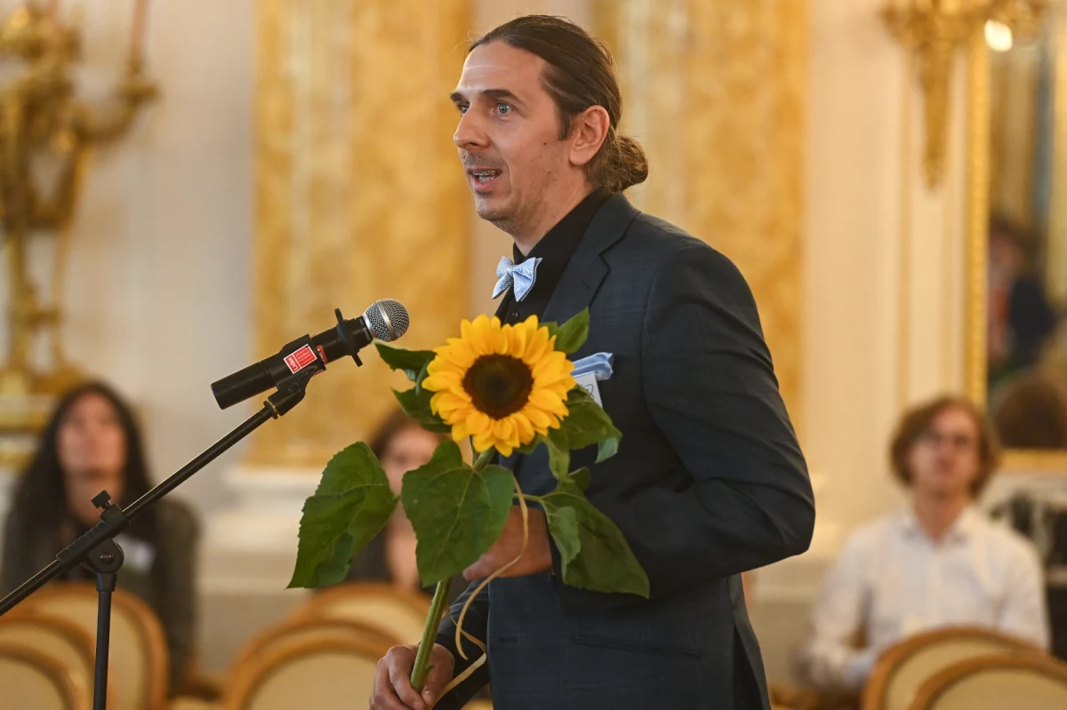 Gabriel Wołosewicz, nauczyciel przedmiotów zawodowych w Powiatowym Zespole Szkół im. Maurycego Mochnackiego w Redzie, otrzymał tytuł Nauczyciela Roku 2024. Zwyciężył w konkursie honorującym nauczycieli cenionych przez uczniów, rodziców i społeczności lokalne.