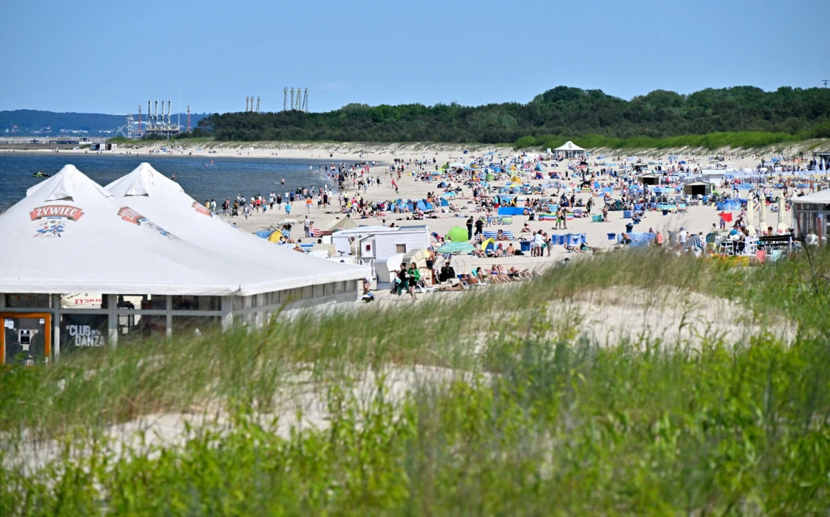 Tegoroczny wrzesień był nad morzem rekordowy. Branża turystyczna mówi o fenomenie związanym z upalną pogodą już po zakończeniu wakacji. Cały sezon też był dobry, nad morze przyjechało najwięcej gości od czasu pandemii, choć gestorzy mówią o niedosycie.