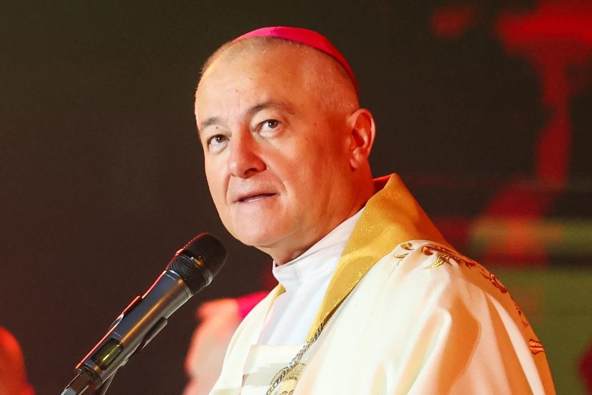 "Myślę, że będą następne przeszukania" - mówił, nawiązując do niedawnych działań prokuratury w kurii sosnowieckiej, biskup Artur Ważny - gość Rozmowy o 7:00 w Radiu RMF24. "To konsekwencja tego, co się wydarzyło ponad rok temu - śmierć diakona i samobójcza śmierć kapłana. On pozostawił w swoich notatkach różne informacje dotyczące wielu ludzi (...). Część z nich jest na pewno wiarygodna i dlatego prokuratura działa" - dodał biskup sosnowiecki. 