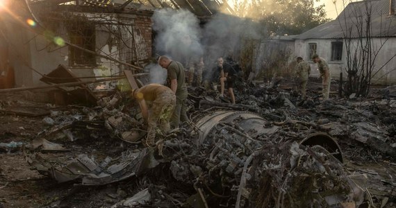 Rosja najprawdopodobniej straciła jeden ze swoich najnowocześniejszych dronów. Do internetu trafił film ukazujący zniszczenie bezzałogowego samolotu S-70 "Ochotnik". "W mojej opinii po prostu doszło do jakiejś awarii tej nazwijmy to sztucznej inteligencji prowadzącej Ochotnika albo do awarii łączności pomiędzy nią a lecącym w parze SU-57, albo, to jest chyba jeszcze ciekawsza teoria, ktoś przejął kontrolę nad tą maszyną poprzez atak cybernetyczny, hakerski" - mówił w rozmowie z Michałem Zielińskim na antenie Radia RMF24 Maciej Szopa, ekspert ds. lotnictwa wojskowego z portalu Defence24.