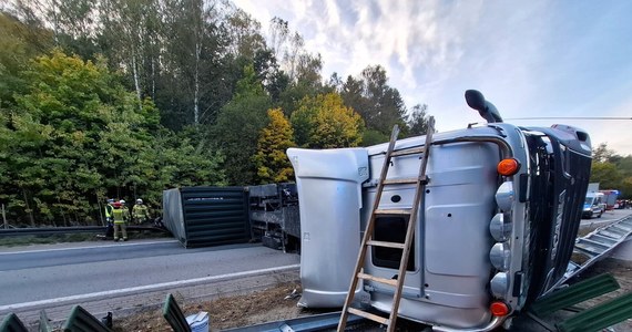 Utrudnienia dla kierowców na obwodnicy Trójmiasta. Pomiędzy Chwarznem a Wielkim Kackiem na drodze w stronę Gdańska na boku leży ciężarówka. Ruch w kierunku Gdańska jest zablokowany. 