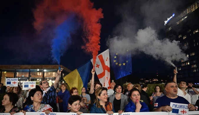 Kraj pod ścianą przez "niedemokratyczną ustawę". Unia stawia warunek