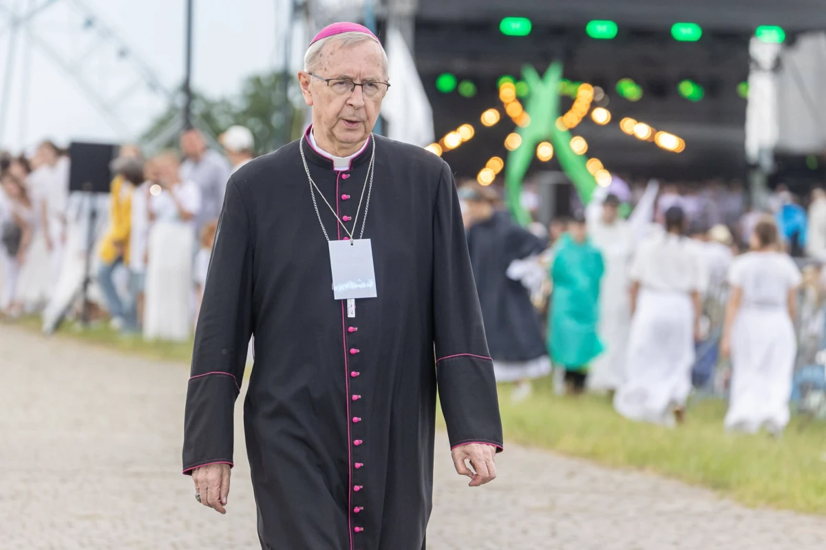 Papież Franciszek zdecydował, że arcybiskup Stanisław Gądecki będzie pełnił urząd metropolity poznańskiego do czasu nominowania jego następcy. 19 października hierarcha kończy 75 lat, zgodnie z prawem kanonicznym powinien przejść na emeryturę. To kolejny taki przypadek w polskim Kościele w ostatnich miesiącach - Watykan ciągle nie wskazał następcy abp. Marka Jędraszewskiego, metropolity krakowskiego.