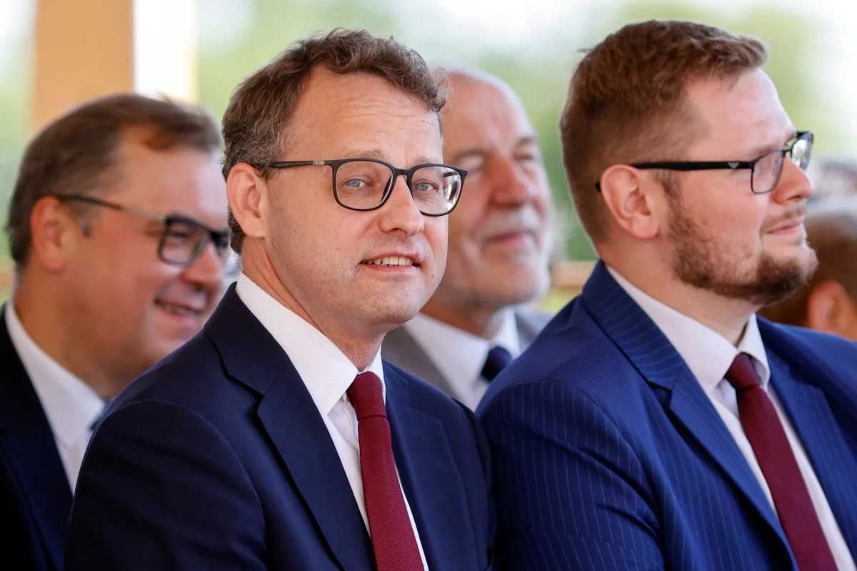 Uchylenie przez Sejm immunitetu posłom Marcinowi Romanowskiemu i Michałowi Wosiowi pozostaje w mocy - podkreślił marszałek Sejmu Szymon Hołownia, którego stanowisko opublikowała Kancelaria Sejmu. W komunikacie zaznaczono, że ewentualne ponowne zatrzymanie lub wniosek o aresztowanie posła nie wymaga nowej zgody Sejmu.