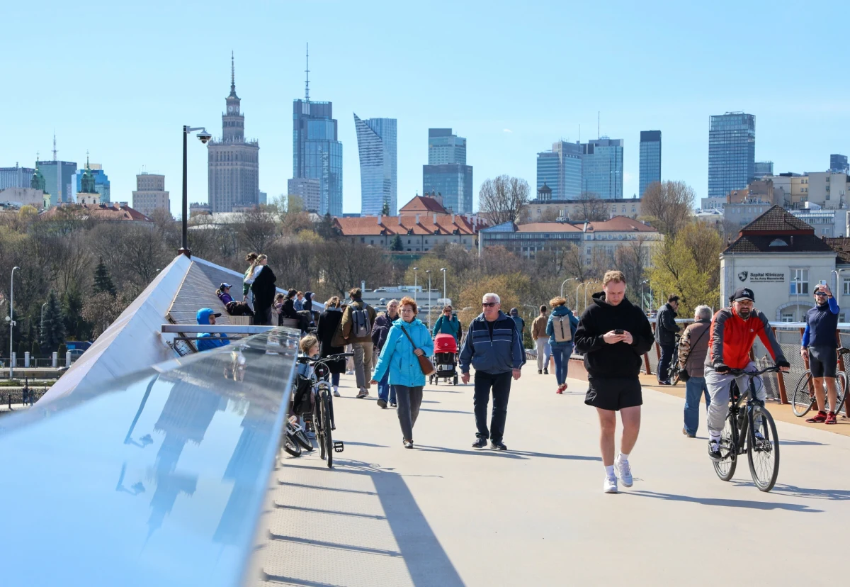 Dziś w Warszawie odbyły się - po raz pierwszy w historii - wielkie ćwiczenia powiadamiania mieszkańców. O godz. 11:00 i 12:00 zawyły syreny. Mieszkańcy stolicy otrzymali informację o testach - m.in. w formie alertu RCB. Teraz władze miasta czekają na reakcję warszawiaków. Dzięki nim uda się usprawnić alarm.