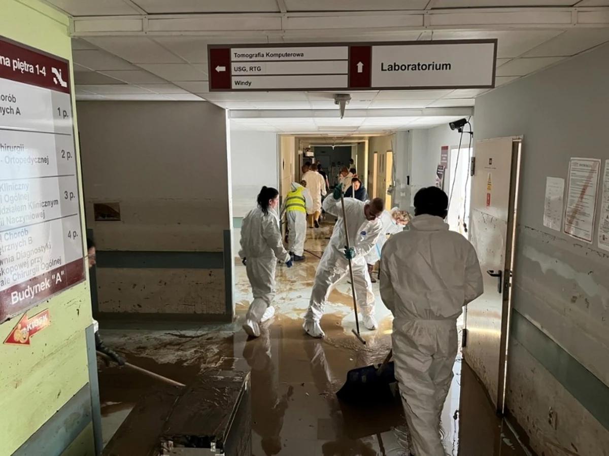 W poniedziałek znów ma zacząć działać Szpital Powiatowy w Nysie - poinformował reporter RMF FM Paweł Konieczny. Placówka zamknięta jest od czasu powodzi. Ponad trzy tygodnie temu woda wdarła się do laboratorium oraz na oddział ratunkowy i zniszczyła tam sprzęt do badań - tomografy, rezonans oraz jedyną w województwie pracownię terapii hiperbarycznej.