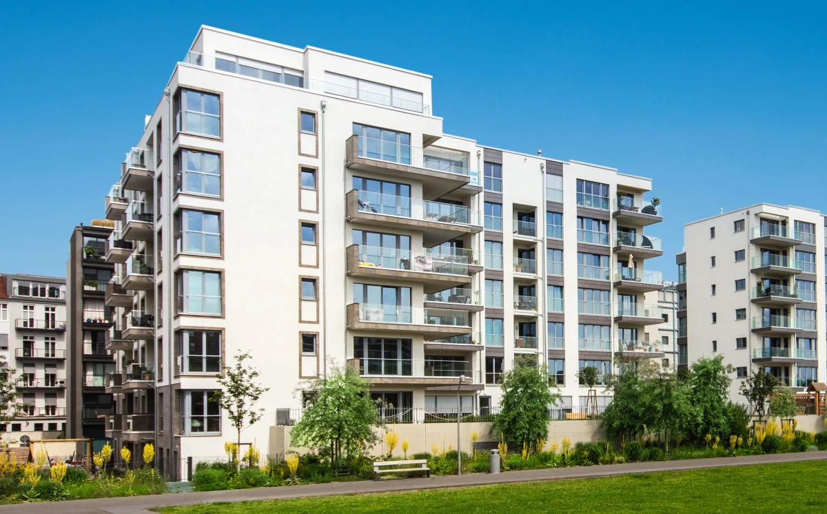 Rząd planuje wprowadzić "strefy wolne od najmu krótkoterminowego" - ustalił reporter RMF FM Kacper Wróblewski. Decyzję o tym, gdzie i na jakich zasadach mogłyby funkcjonować mieszkania pod taki najem, miałyby podejmować samorządy, ale też spółdzielnie czy wspólnoty mieszkaniowe – usłyszał nasz dziennikarz od minister funduszy i polityki regionalnej. W ostatni weekend Katarzyna Pełczyńska-Nałęcz przedstawiła swój wstępny plan na ograniczenie tego typu usług. 