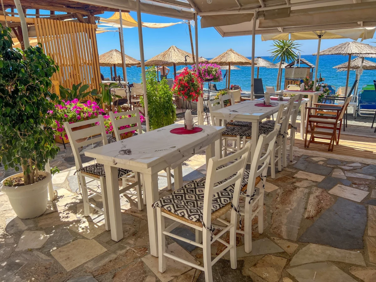 Wakacje na Krecie zamieniły się w koszmar dla pięciu turystów. Wszystko przez pomyłkę barmana, który zamiast alkoholu nalał im środek żrący. Wszyscy trafili do szpitala. Są w ciężkim stanie.