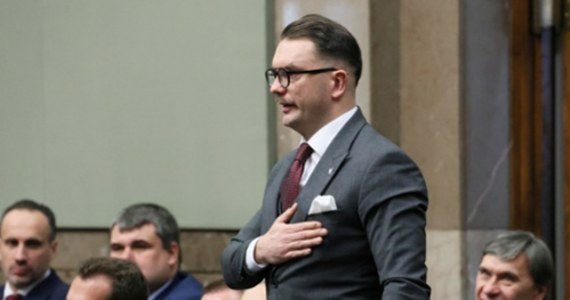 Prokurator generalny Adam Bodnar przekazał do marszałka Sejmu Szymona Hołowni wniosek o uchylenie immunitetu posłowi Łukaszowi Mejzie. Ma to związek ze śledztwem prowadzonym ws. oświadczeń majątkowych kontrowersyjnego polityka. 