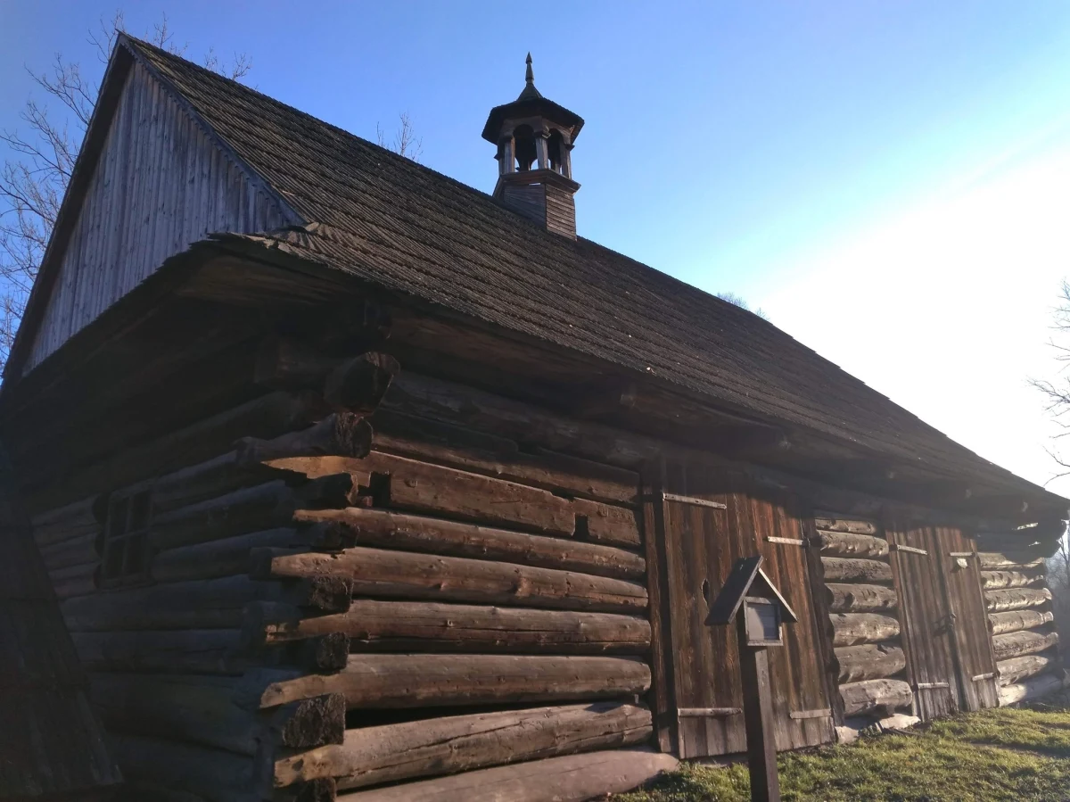 Zabytkowa wozownia w parku dworskim hrabiów Wodzickich w Porębie Wielkiej (Małopolska) zostanie przebudowana. Pozwolenie na to otrzymał Gorczański Park Narodowy. W zamian powstanie punkt informacji turystycznej. Mieszkańcy alarmują, że zabytek został zdewastowany. Sprawą zajął się Wojewódzki Urząd Ochrony Zabytków w Krakowie. Pisze o tym dzisiaj "Gazeta Krakowska".