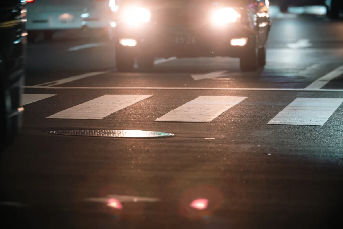 Stołeczna policja poszukuje mężczyzny, który około godz. 6.00 rano potrącił mężczyznę przebiegającego przez przejście dla pieszych na warszawskiej Woli. Stan poszkodowanego 48-latka jest ciężki.
