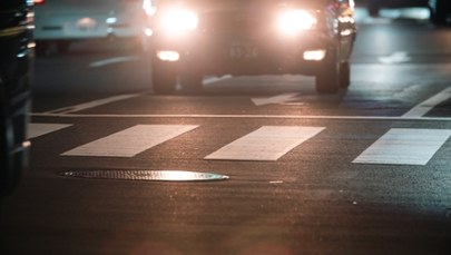 Potrącił pieszego na pasach i uciekł. Warszawska policja poszukuje kierowcy 