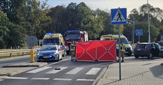 Tragiczny wypadek na ul. Łańcuckiej w Przeworsku na Podkarpaciu. 18-letni kierowca potrącił na oznakowanym przejściu dla pieszych ojca z dwójką dzieci. 6-letni chłopiec nie przeżył. 