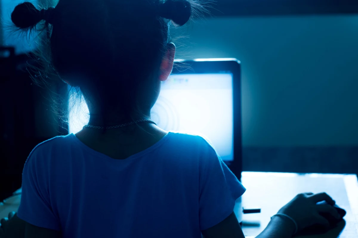 23-letni Mikołaj B. z Warszawy, wykorzystując popularne komunikatory społecznościowe, wabił dzieci od 8 do 12 lat i proponował im udział w "zabawie". Polegała ona na wykonywaniu zleconych przez niego zadań, które nagrywał. Potem zmuszał swoje ofiary do poddawania się "innym czynnościom seksualnym" szantażując, że upubliczni kompromitujące je nagrania. Posiadał także materiały pornograficzne z udziałem dzieci. O zatrzymaniu mężczyzny poinformowała w środę Prokuratura Okręgowa w Sosnowcu. 