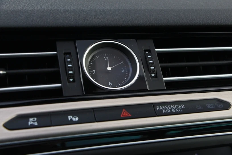 Zegar w samochodzie nie przestawił się automatycznie? Sprawdź, co zrobić