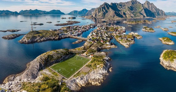 W małej wiosce rybackiej, mieszczącej się na kilku wysepkach należących do położonego u północno-zachodnich wybrzeży Norwegii archipelagu Lofoty, znajduje się niezwykłe boisko piłkarskie. The Henningsvaer Idrettslag Stadion to jeden z najpiękniej położonych obiektów sportowych na świecie.