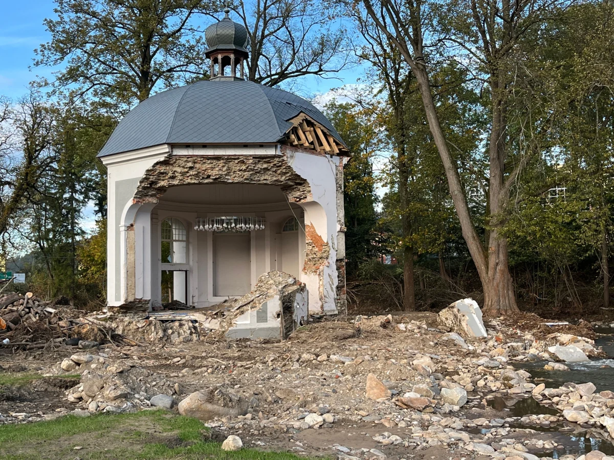 Stronie Śląskie straciło podczas powodzi nie tylko mosty, drogi, domy, komisariat policji, ale także pensjonaty, restauracje i świecką kaplicę św. Onufrego, w której odbywały się śluby cywilne. Dla małego miasteczka to ogromny cios, bo w okolicy prężnie rozwijała się tzw. turystyka ślubna. 
