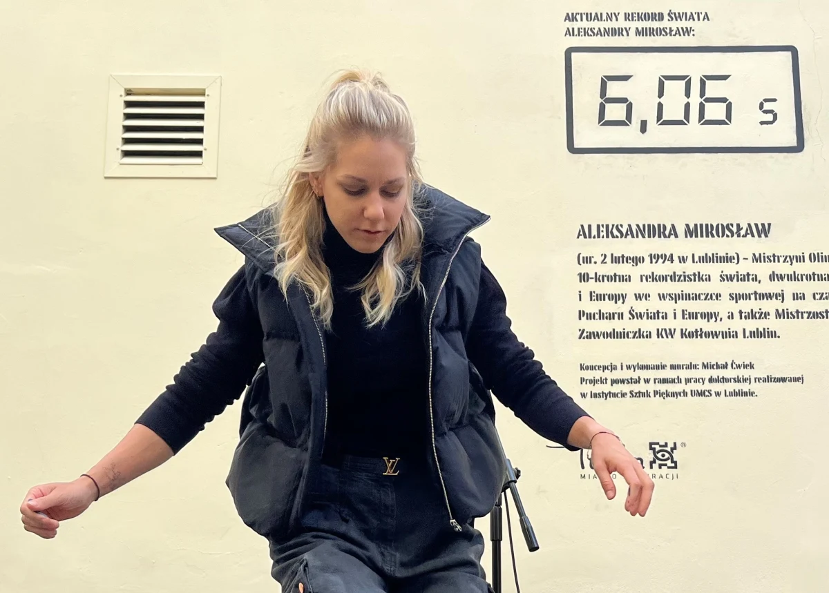 Aleksandra Mirosław, złota medalistka tegorocznych igrzysk olimpijskich w Paryżu, chwyciła dzisiaj za puszkę z farbą i osobiście poprawiła poświęcony jej mural w centrum jej rodzinnego Lublina. Autor malowidła od początku zakładał, że zapisany na ścianie rekord świata trzeba będzie przemalowywać. A sama mistrzyni zapowiada, że będzie się starała zapracować na kolejne poprawki.