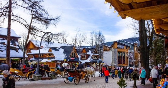 Zakopane, znane z organizowania hucznych sylwestrowych imprez, w tym roku postawi na coś skromniejszego, ale równie wyjątkowego. Władze miasta zapowiadają koncert regionalno-folkowy, który ma przyciągnąć kilkadziesiąt tysięcy osób. 