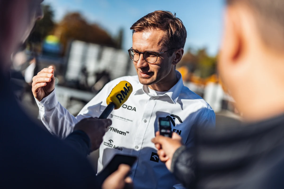 W piątek rozpocznie się ostatnia runda Rajdowych Samochodowych Mistrzostw Polski i Mistrzostw Europy - Rajd Śląska. Nadal szanse na zdobycie tytułu wicemistrza Starego Kontynentu ma załoga Orlen Teamu - Miko Marczyk i Szymon Gospodarczyk, która obecnie w klasyfikacji generalnej ERC zajmuje 3 miejsce. "Mamy z Rajdu Śląska dużo dobrych wspomnień. Zawsze pokazywaliśmy tutaj dobry poziom sportowy" - przyznaje Miko Marczyk, z którym o kończącym sezon mistrzostw Europy rajdzie rozmawiał Wojciech Marczyk z redakcji sportowej RMF FM.