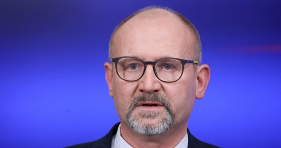 "Nie zostałem zgodnie z prawem odwołany z funkcji prokuratora krajowego. Funkcję tę sprawuję nieprzerwanie od 18 marca 2022 r., co potwierdził ostatnio uchwałą Sąd Najwyższy" - mówił w Rozmowie o 7:00 w Radiu RMF24 Dariusz Barski. "Przywracanie praworządności nie może się dokonywać przez łamanie prawa" - podkreślał. "Chaos jest bardzo duży. Będzie się pogłębiał. Odpowiedzialny jest za to prokurator generalny i on powinien tę sprawę rozwiązać" - ocenił gość Tomasza Terlikowskiego. 