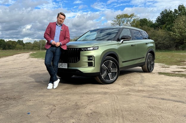 JAECOO 7 to SUV z Chin, który właśnie debiutuje na polskim rynku, łącząc styl, technologię i konkurencyjne ceny. Zewnętrzny design modelu przyciąga uwagę ostrymi liniami, muskularną sylwetką i eleganckim wykończeniem, co nadaje mu dynamiczny i jednocześnie luksusowy charakter. Wnętrze zaprojektowano z myślą o komforcie i funkcjonalności – skórzane i podgrzewane fotele to standard juz w podstawowej wersji. Kabina wyróżnia się wysoką jakością materiałów oraz zaawansowanym systemem multimedialnym z dużym ekranem dotykowym, który zapewnia dostęp do nowoczesnych funkcji wspierających kierowcę.Pod maską JAECOO 7 kryje się benzynowy silnik o pojemności 1,6 l i mocy 147 KM. Może napędzać koła przedniej osi (wersja Urban), lub obu (wersja Offroad). Zawieszenie zostało dostosowane zarówno do miejskich, jak i terenowych wyzwań, co czyni z JAECOO 7 uniwersalny wybór dla osób szukających wszechstronności.Jego konkurencyjna cena może sprawić, że stanie się mocnym graczem na rynku SUV-ów, szczególnie wśród tych, którzy poszukują nowoczesnego auta z pełnym wyposażeniem w przystępnej cenie.