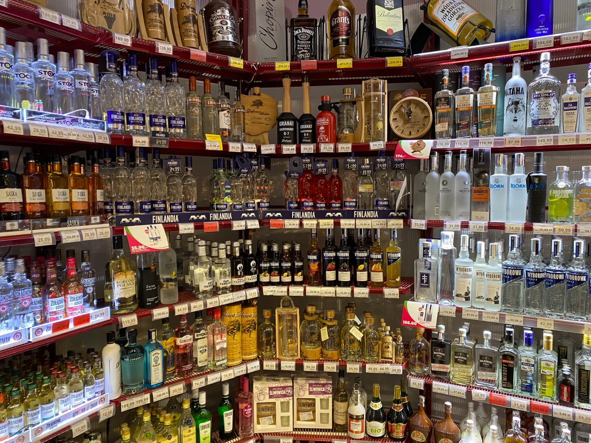 Wiceminister zdrowia Wojciech Konieczny powiedział, że jego resort prowadzi rozmowy z Ministerstwem Finansów w sprawie wprowadzenia ceny minimalnej za gram alkoholu albo podwyżki akcyzy. Podkreślił, że alkohol w Polsce jest zbyt tani. Ministerstwo Zdrowia chce wprowadzenia zakazu sprzedaży alkoholu w innej postaci niż płynna, jednoznacznego zakazu sprzedaży detalicznej alkoholu przez internet oraz uregulowania wyglądu opakowań, w których sprzedawany jest alkohol.