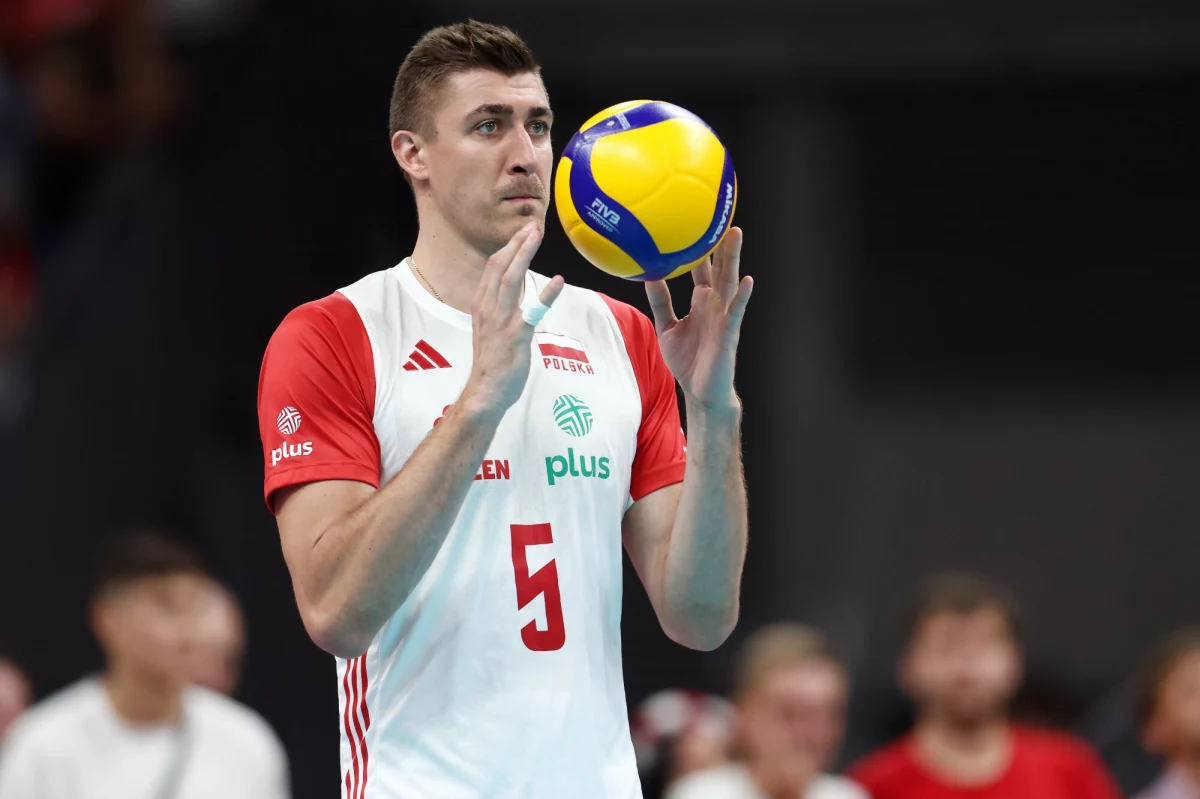 Łukasz Kaczmarek po sześciu latach gry zamienił przed sezonem Kędzierzyn Koźle na Jastrzębie Zdrój. "W Jastrzębiu ja i moja rodzina czujemy się doskonale, a w szatni Jastrzębskiego Węgla panuje doskonała atmosfera" - mówi Łukasz Kaczmarek, z którym o zmianie klubu, medalu igrzysk olimpijskich, ale i dzieleniu pokoju w czasie wyjazdów klubowych z Tomaszem Fornalem rozmawiał Wojciech Marczyk z redakcji sportowej RMF FM.