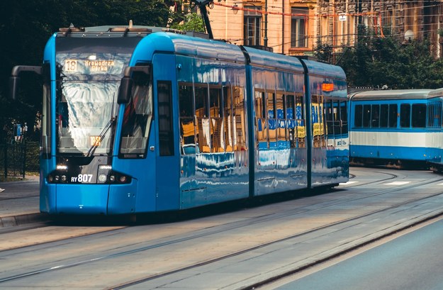 Zderzenie tramwaju z autokarem w Krakowie